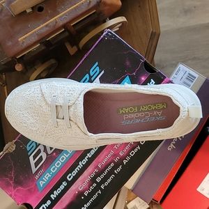Skechers burst with air-cooled memory foam